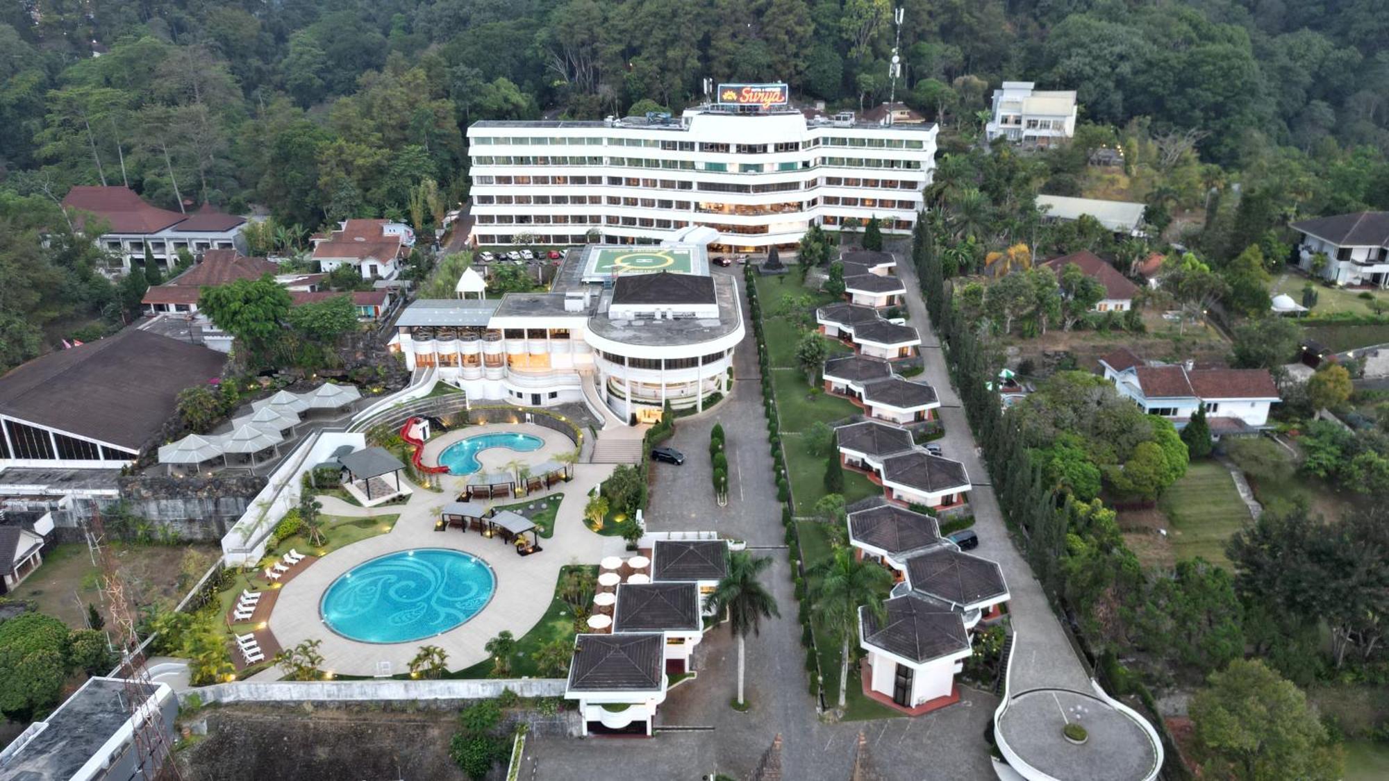 Surya Hotel & Cottages Prigen Esterno foto