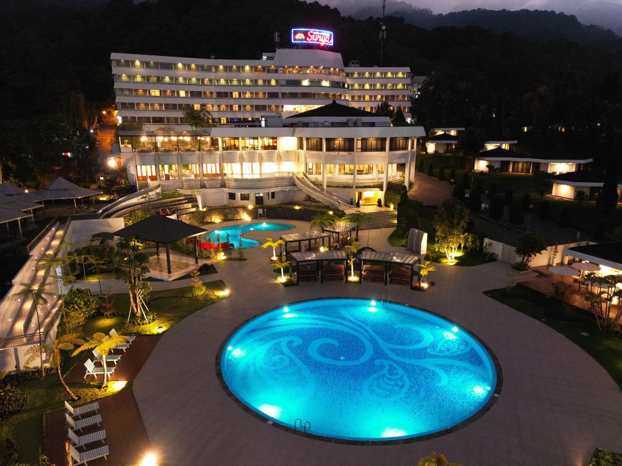 Surya Hotel & Cottages Prigen Esterno foto