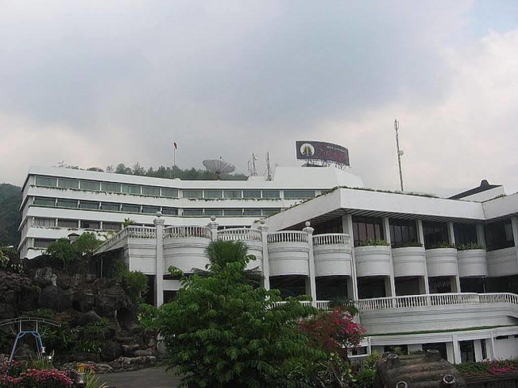 Surya Hotel & Cottages Prigen Esterno foto